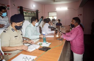 Divisional Commissioner, Shri Sanjay Goyal, along with IG Shri K P Singh, inspected Tehsil Handia on the occasion of Sampoorna Samadhan Diwas