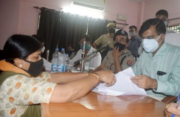 मंडलायुक्त श्री संजय गोयल ने पुलिस महा निरीक्षक श्री के पी सिंह के साथ  संपूर्ण समाधान दिवस के उपलक्ष में तहसील हंडिया का निरीक्षण किया
