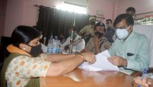 Divisional Commissioner, Shri Sanjay Goyal, along with IG Shri K P Singh, inspected Tehsil Handia on the occasion of Sampoorna Samadhan Diwas;?>