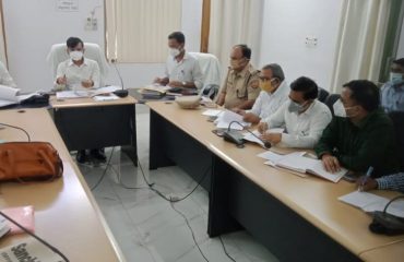 Divisional Commissioner reviewed projects worth more than 50 lakhs with Officers in Pratapgarh