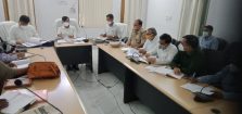 Divisional Commissioner reviewed projects worth more than 50 lakhs with Officers in Pratapgarh;?>