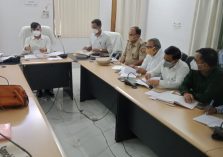 Divisional Commissioner reviewed projects worth more than 50 lakhs with Officers in Pratapgarh;?>