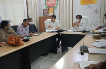 Divisional Commissioner reviewed projects worth more than 50 lakhs with Officers in Pratapgarh