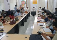 Divisional Commissioner reviewed projects worth more than 50 lakhs with Officers in Pratapgarh;?>