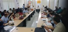 Divisional Commissioner reviewed projects worth more than 50 lakhs with Officers in Pratapgarh;?>
