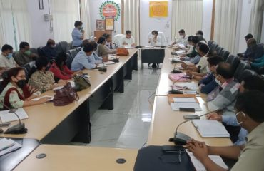 Divisional Commissioner reviewed projects worth more than 50 lakhs with Officers in Pratapgarh