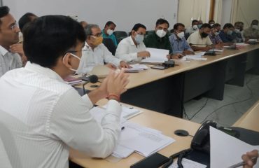 Divisional Commissioner reviewed projects worth more than 50 lakhs with Officers in Pratapgarh