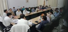 Divisional Commissioner reviewed projects worth more than 50 lakhs with Officers in Pratapgarh;?>