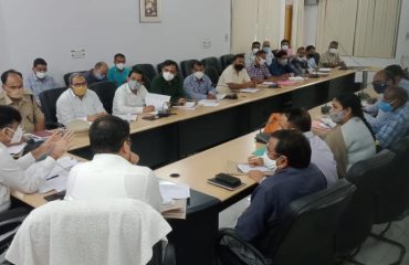 Divisional Commissioner reviewed projects worth more than 50 lakhs with Officers in Pratapgarh