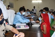 Divisional Commissioner Shri Sanjay Goyal during Sampoorna Samadhan Diwas in Tehsil Karchana;?>