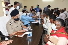 Divisional Commissioner Shri Sanjay Goyal during Sampoorna Samadhan Diwas in Tehsil Karchana;?>