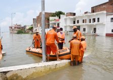 Divisional Commissioner, Shri Sanjay Goyal, along with other officials visited the flood affected areas;?>