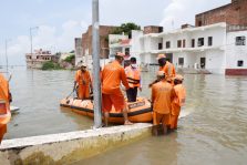 Divisional Commissioner, Shri Sanjay Goyal, along with other officials visited the flood affected areas;?>