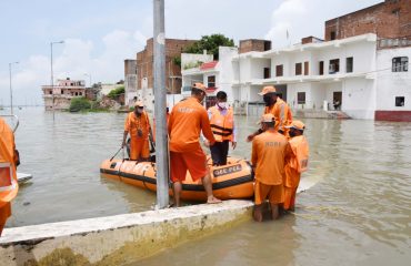 मण्डलायुक्त, श्री संजय गोयल, ने अन्य अधिकारियों समेत बाढ़ प्रभावित क्षेत्रों का भ्रमण किया