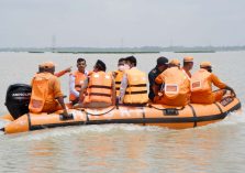 Divisional Commissioner, Shri Sanjay Goyal, along with other officials visited the flood affected areas;?>