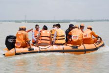 Divisional Commissioner, Shri Sanjay Goyal, along with other officials visited the flood affected areas;?>