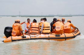 Divisional Commissioner, Shri Sanjay Goyal, along with other officials visited the flood affected areas