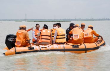 मण्डलायुक्त, श्री संजय गोयल, ने अन्य अधिकारियों समेत बाढ़ प्रभावित क्षेत्रों का भ्रमण किया