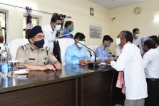 Divisional Commissioner Shri Sanjay Goyal during Sampoorna Samadhan Diwas in Tehsil Karchana;?>