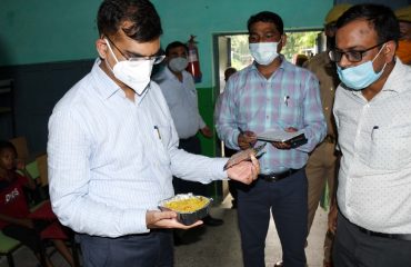 मण्डलायुक्त, श्री संजय गोयल, ने अन्य अधिकारियों समेत बाढ़ प्रभावित क्षेत्रों का भ्रमण किया
