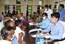 Divisional Commissioner Shri Sanjay Goyal during Sampoorna Samadhan Diwas in Tehsil Karchana;?>