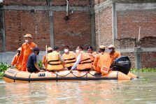 Divisional Commissioner, Shri Sanjay Goyal, along with other officials visited the flood affected areas;?>