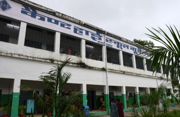 मण्डलायुक्त, श्री संजय गोयल, ने अन्य अधिकारियों समेत बाढ़ प्रभावित क्षेत्रों का भ्रमण किया