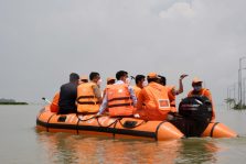 Divisional Commissioner, Shri Sanjay Goyal, along with other officials visited the flood affected areas;?>