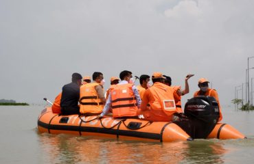मण्डलायुक्त, श्री संजय गोयल, ने अन्य अधिकारियों समेत बाढ़ प्रभावित क्षेत्रों का भ्रमण किया
