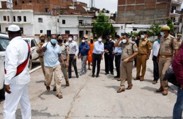 Divisional Commissioner, Shri Sanjay Goyal, along with other officials visited the flood affected areas
