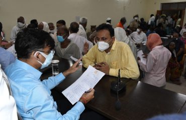 तहसील करछना में संपूर्ण समाधान दिवस के उपलक्ष पर मंडलायुक्त श्री संजय गोयल