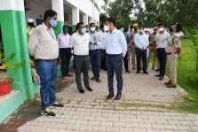 Divisional Commissioner, Shri Sanjay Goyal, along with other officials visited the flood affected areas;?>
