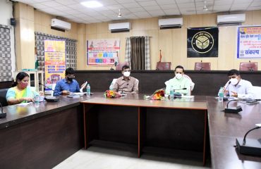 अपर मुख्य सचिव नगर विकास, डा0 रजनीश दूबे, प्रधानमंत्री स्वानिधि योजना की प्रगति की समीक्षा करते हुए