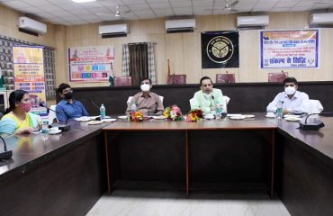 अपर मुख्य सचिव नगर विकास, डा0 रजनीश दूबे, प्रधानमंत्री स्वानिधि योजना की प्रगति की समीक्षा करते हुए