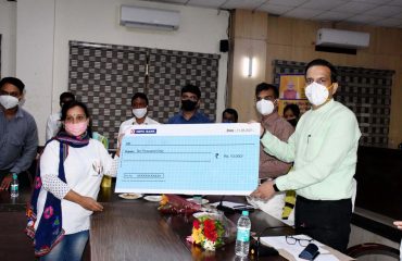 प्रधानमंत्री स्वानिधि योजना के लाभार्थियों को प्रमाण पत्रों का वितरण