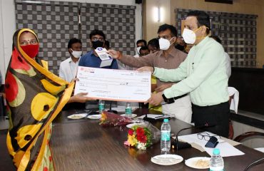 प्रधानमंत्री स्वानिधि योजना के लाभार्थियों को प्रमाण पत्रों का वितरण