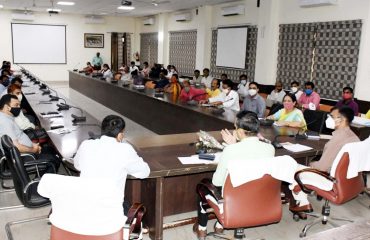 अपर मुख्य सचिव नगर विकास, डा0 रजनीश दूबे, प्रधानमंत्री स्वानिधि योजना की प्रगति की समीक्षा करते हुए