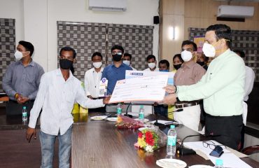 प्रधानमंत्री स्वानिधि योजना के लाभार्थियों को प्रमाण पत्रों का वितरण