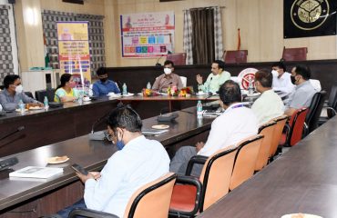 अपर मुख्य सचिव नगर विकास, डा0 रजनीश दूबे, प्रधानमंत्री स्वानिधि योजना की प्रगति की समीक्षा करते हुए