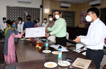 प्रधानमंत्री स्वानिधि योजना के लाभार्थियों को प्रमाण पत्रों का वितरण