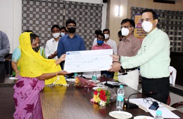 प्रधानमंत्री स्वानिधि योजना के लाभार्थियों को प्रमाण पत्रों का वितरण