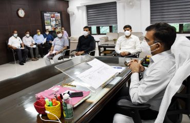 अत्यधिक वर्षा होने के कारण क्षतिग्रस्त सड़कों के मरम्मत कार्यों की समीक्षा बैठक