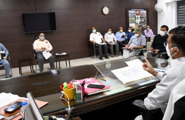 अत्यधिक वर्षा होने के कारण क्षतिग्रस्त सड़कों के मरम्मत कार्यों की समीक्षा बैठक