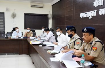 मंडलायुक्त की अध्यक्षता में आबकारी एवं विधि और कानून व्यवस्था की मंडलीय समीक्षा बैठक संपन्न