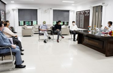 अत्यधिक वर्षा होने के कारण क्षतिग्रस्त सड़कों के मरम्मत कार्यों की समीक्षा बैठक