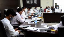 Divisional Commissioner reviewed Progress of Non-tax, Revenue Collection and of Development Works on Priority;?>