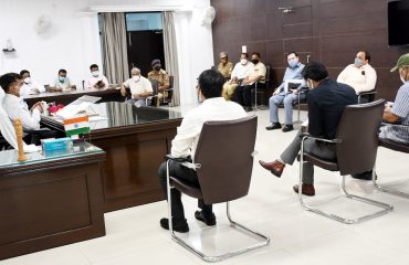 अत्यधिक वर्षा होने के कारण क्षतिग्रस्त सड़कों के मरम्मत कार्यों की समीक्षा बैठक