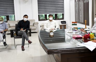 अत्यधिक वर्षा होने के कारण क्षतिग्रस्त सड़कों के मरम्मत कार्यों की समीक्षा बैठक