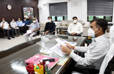 अत्यधिक वर्षा होने के कारण क्षतिग्रस्त सड़कों के मरम्मत कार्यों की समीक्षा बैठक