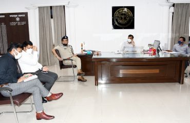 अत्यधिक वर्षा होने के कारण क्षतिग्रस्त सड़कों के मरम्मत कार्यों की समीक्षा बैठक